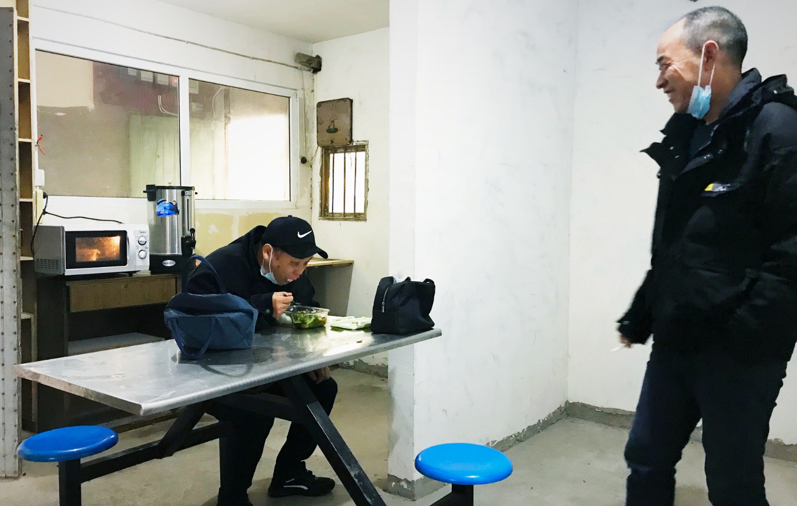 10月份，公司新租建駕駛員休息室之一，駕駛員在休息室內愉悅休息與交談.jpg